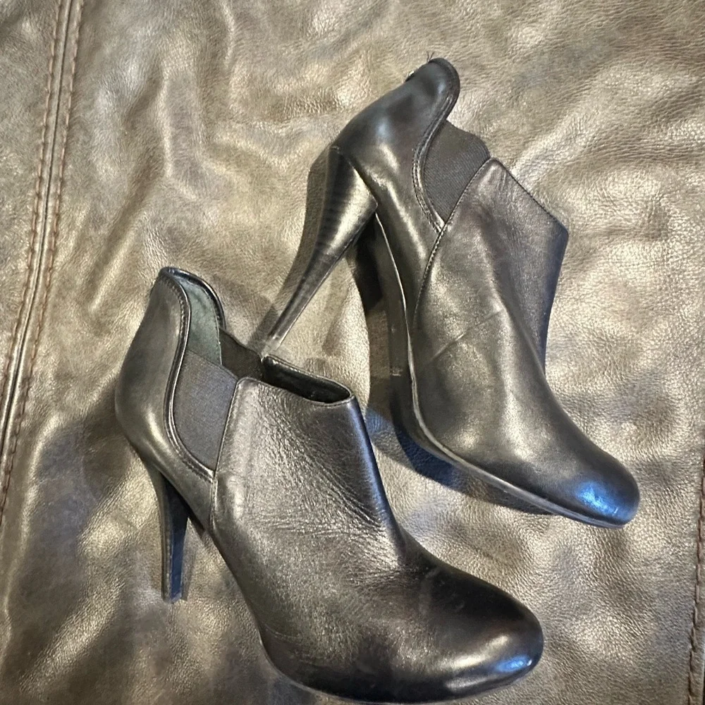Guess black leather heal booties‎